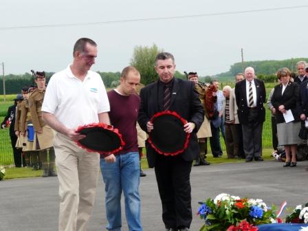 Descendants of British soldiers who died in The Battle of Aubers Ridge laying wreaths